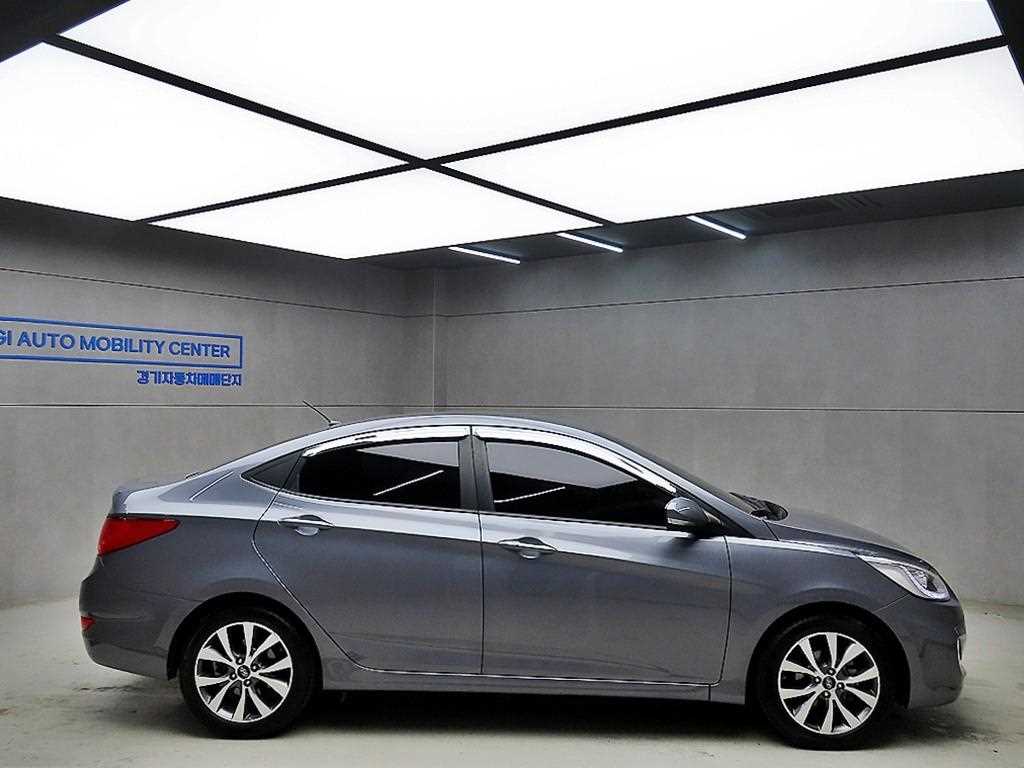 HYUNDAI Accent - Vista 2