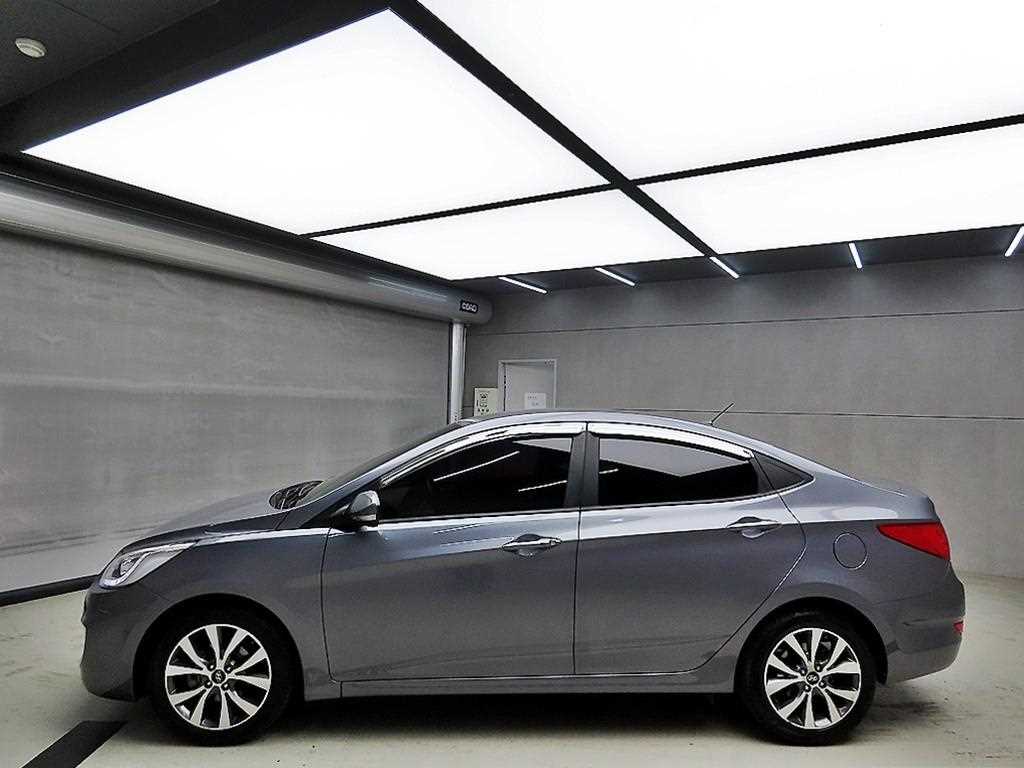 HYUNDAI Accent - Vista 6