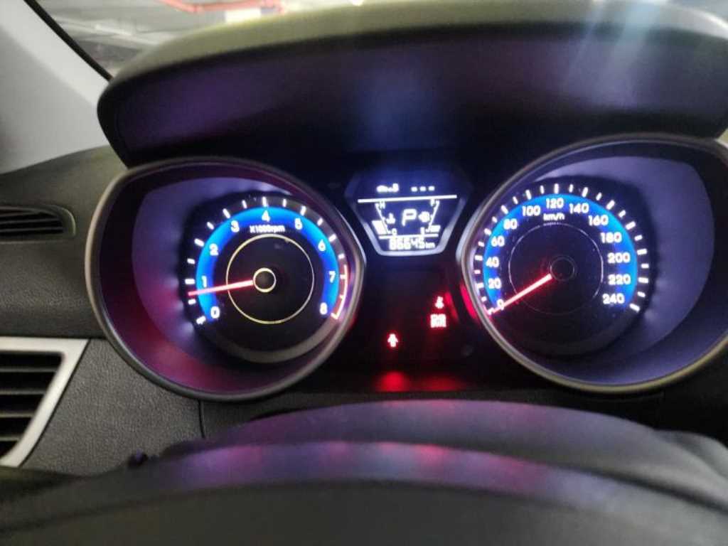 HYUNDAI Avante - Vista 3