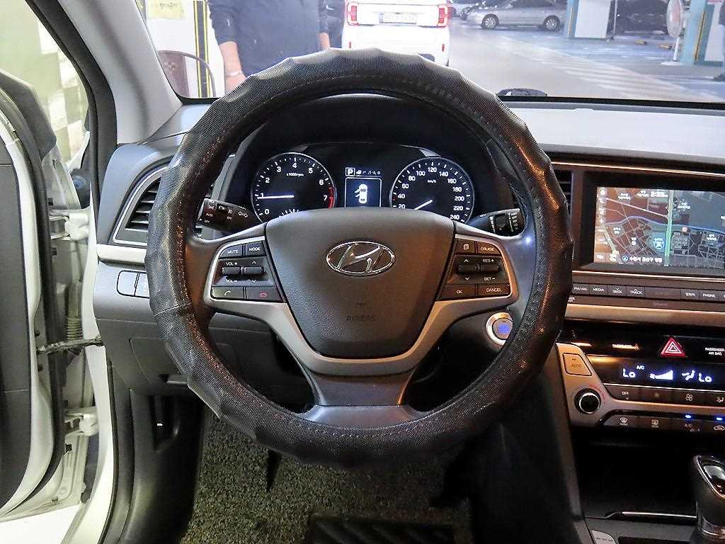 HYUNDAI Avante - Vista 10