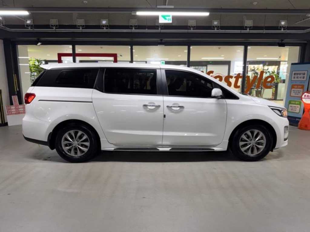 KIA Carnival - Vista 3