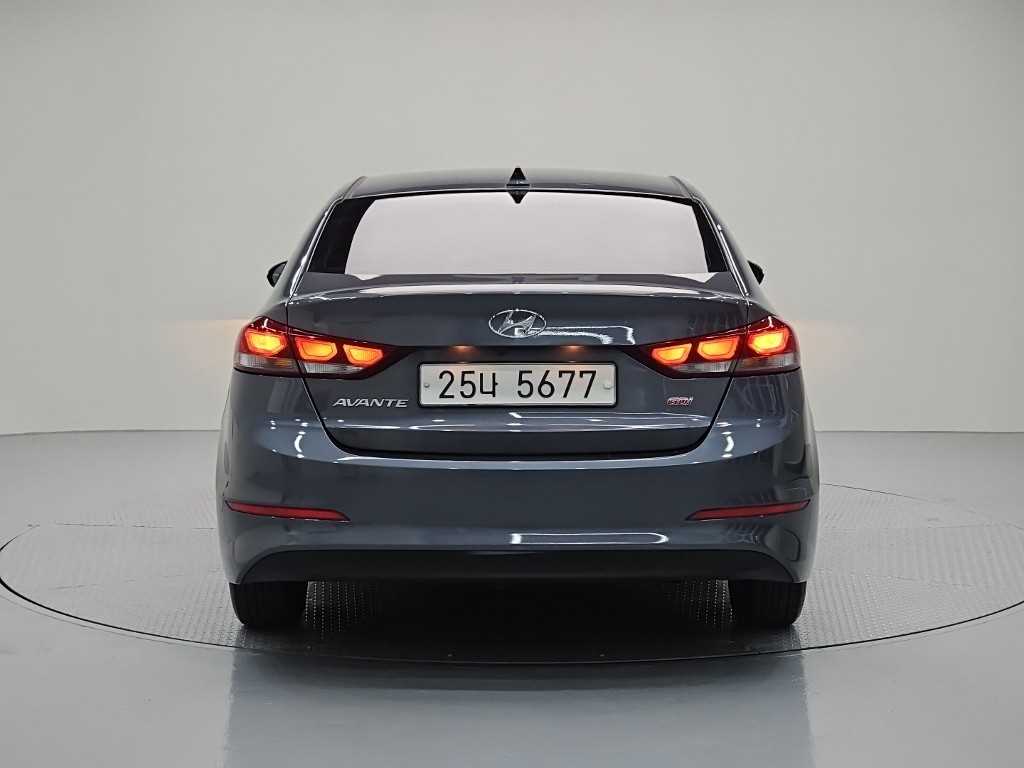HYUNDAI Avante - Vista 3