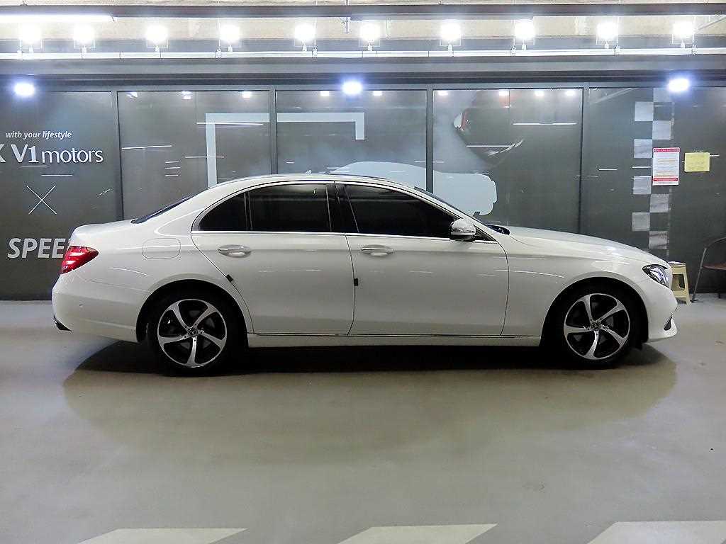 Mercedes Benz E class - Vista 3