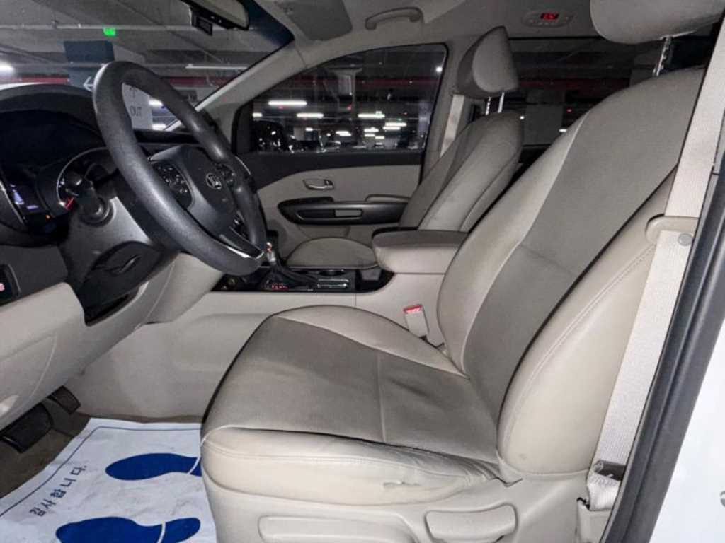 KIA Carnival - Vista 8