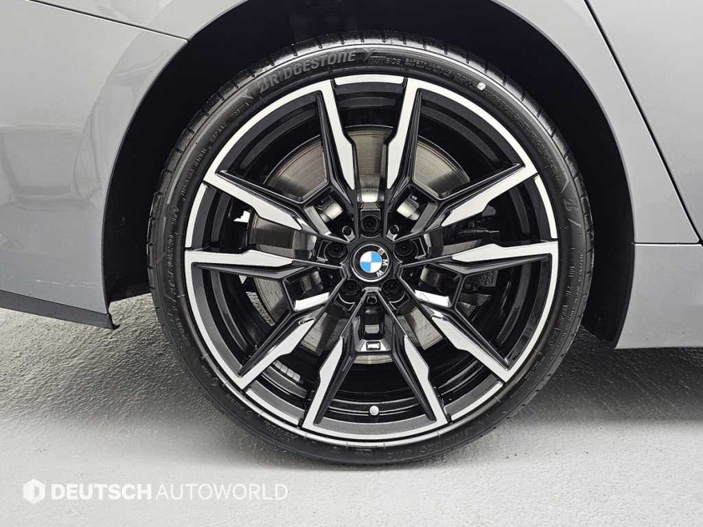 BMW 8 Series - Vista 5
