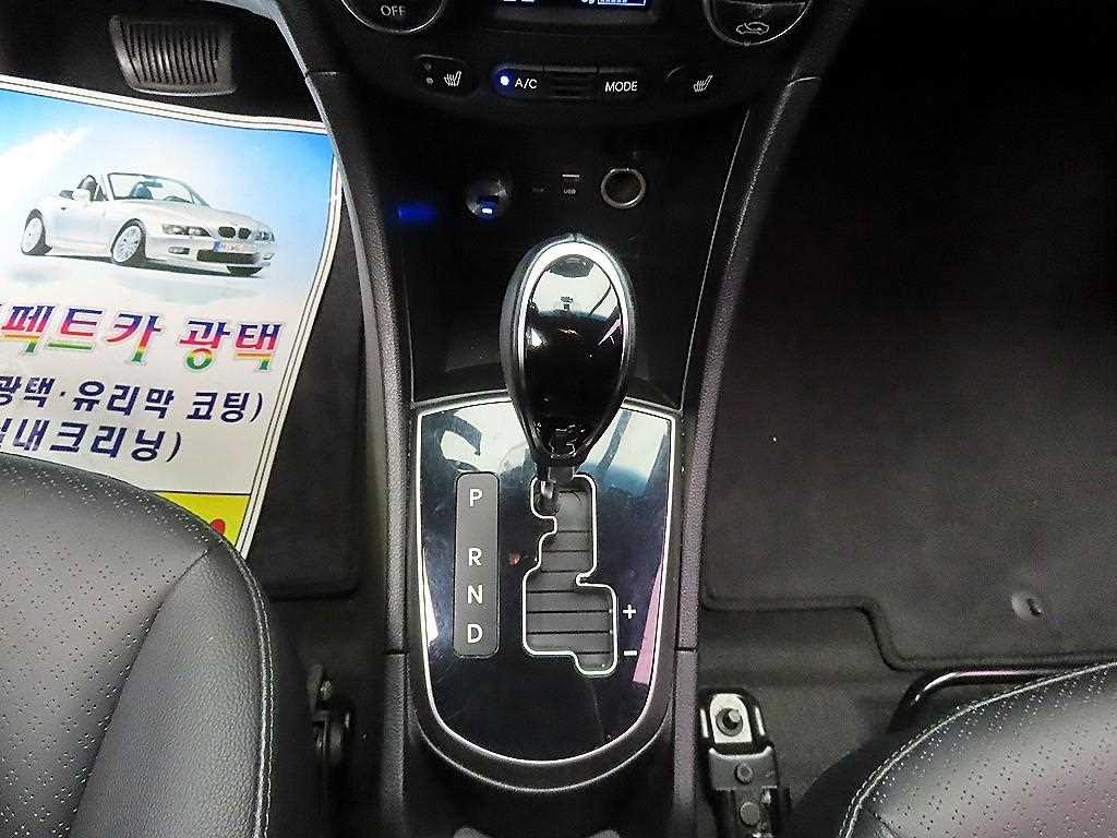 HYUNDAI Accent - Vista 12