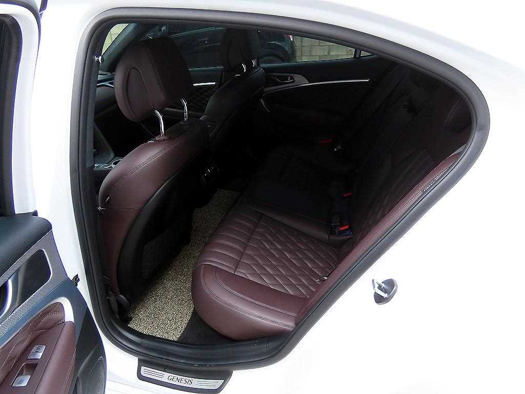 Genesis G70 - Vista 8