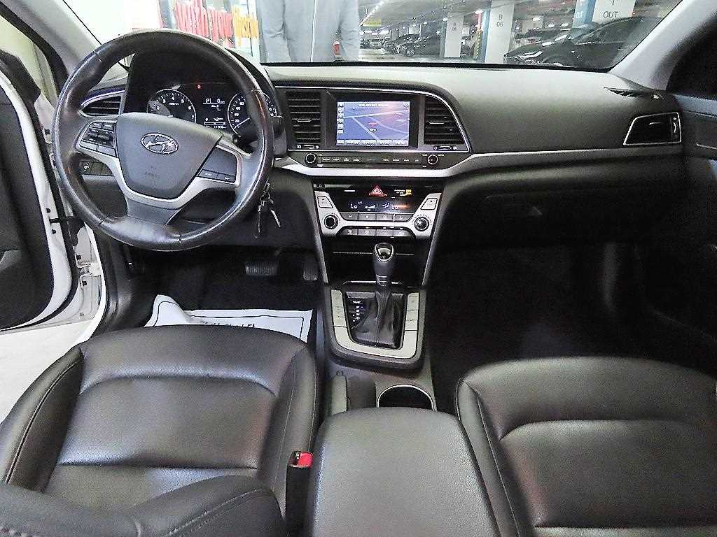 HYUNDAI Avante - Vista 12