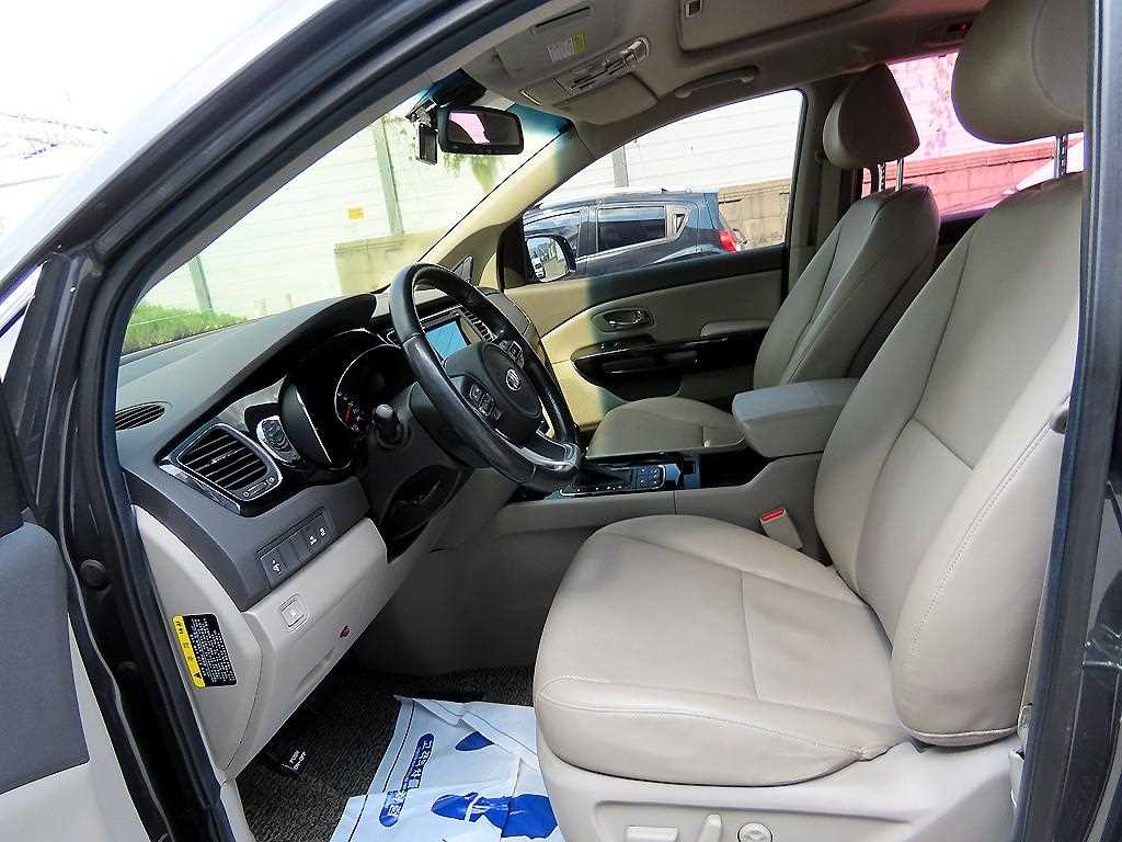 KIA Carnival - Vista 7