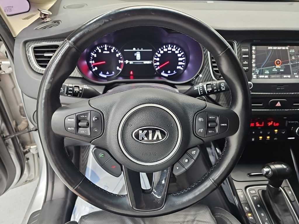 KIA Carens - Vista 11