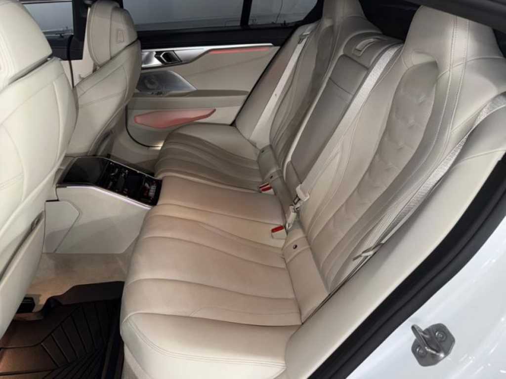 BMW 8 Series - Vista 9