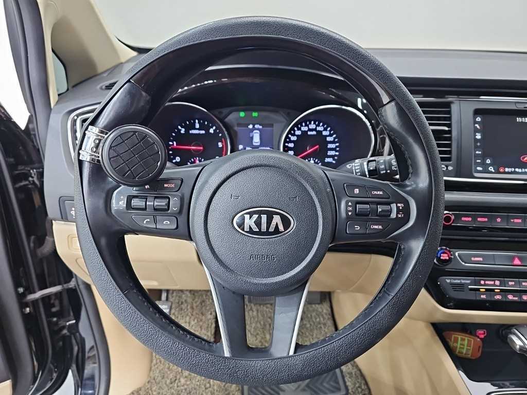 KIA Carnival - Vista 11