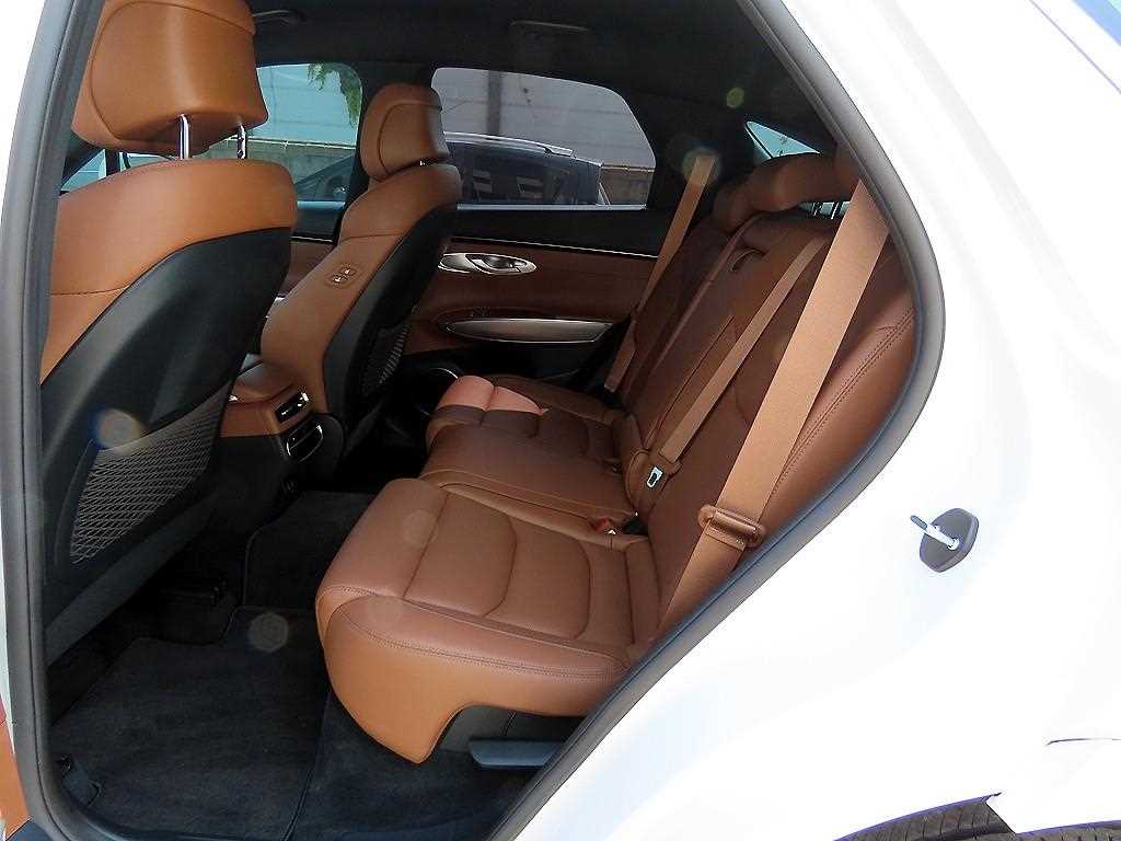 Genesis GV70 - Vista 8