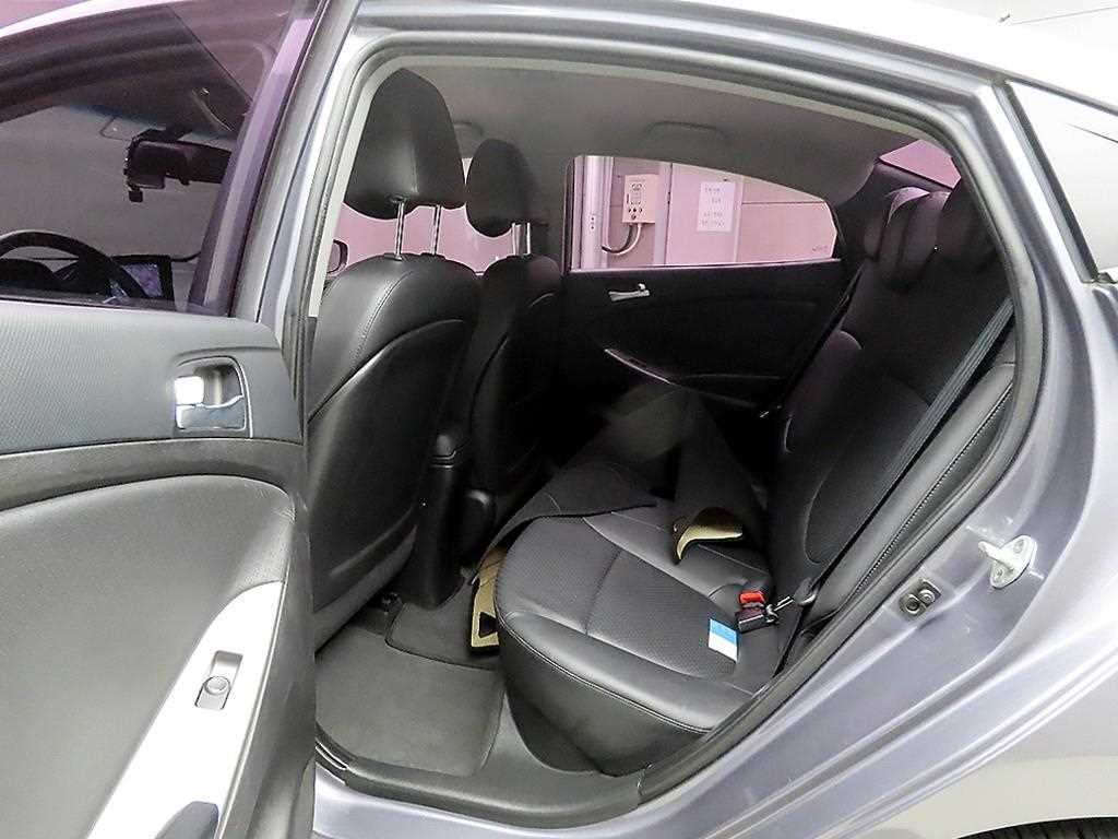 HYUNDAI Accent - Vista 8