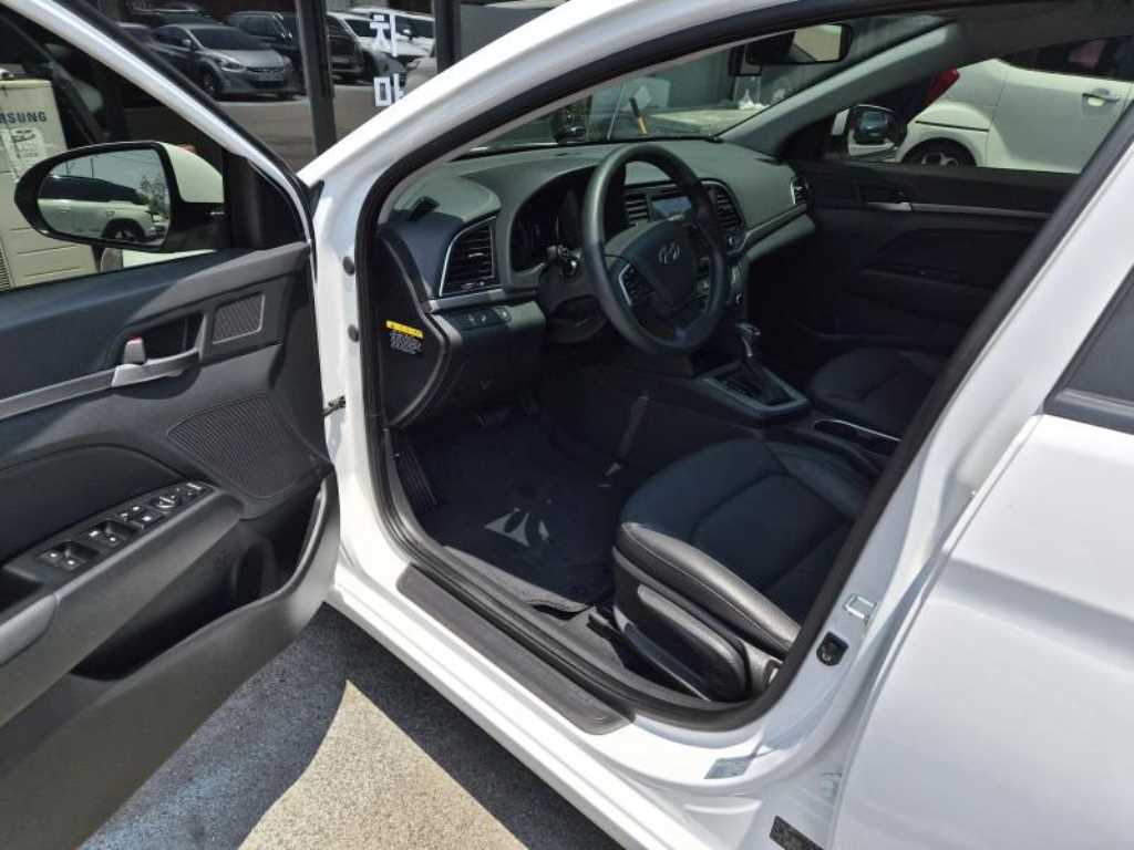 HYUNDAI Avante - Vista 8