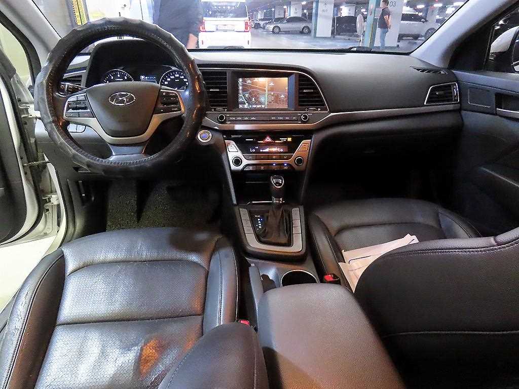 HYUNDAI Avante - Vista 12