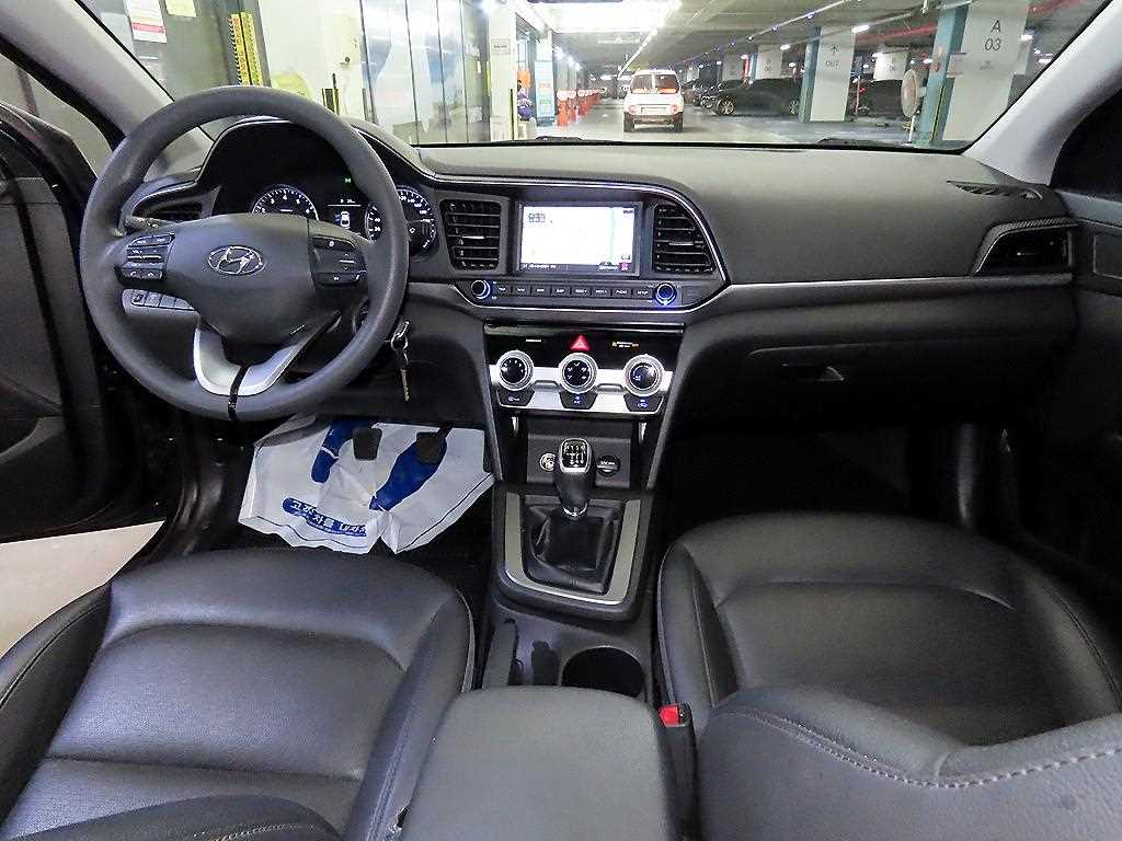 HYUNDAI Avante - Vista 12