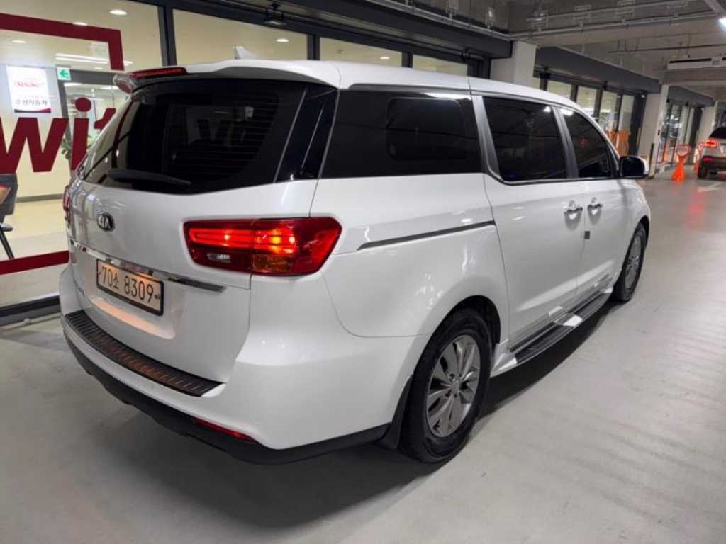 KIA Carnival - Vista 6