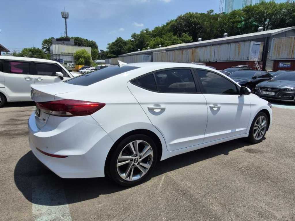 HYUNDAI Avante - Vista 6