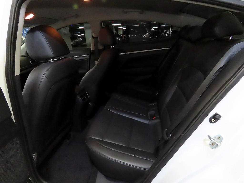 HYUNDAI Avante - Vista 9
