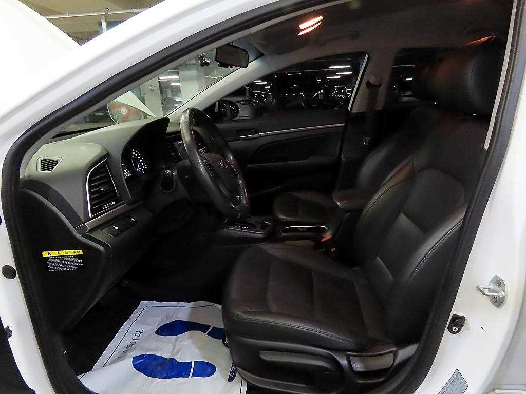 HYUNDAI Avante - Vista 8