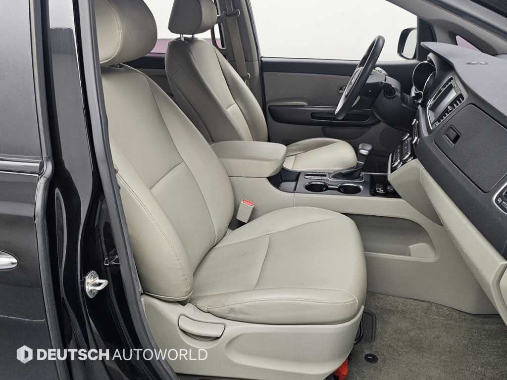 KIA Carnival - Vista 12