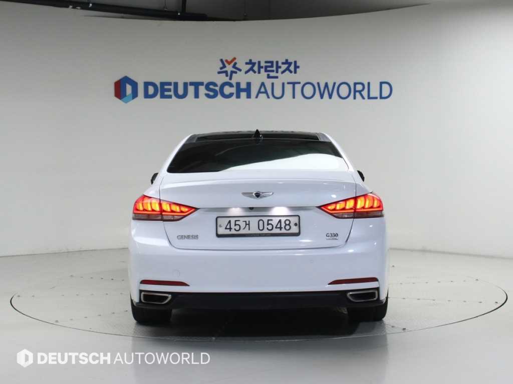 HYUNDAI Genesis - Vista 6