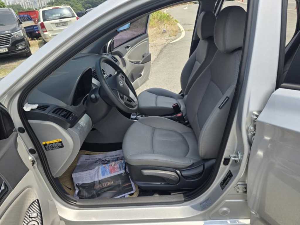 HYUNDAI Accent - Vista 10