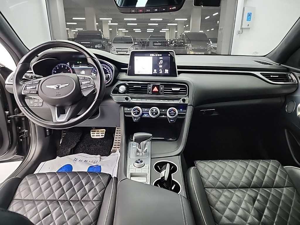 Genesis G70 - Vista 10