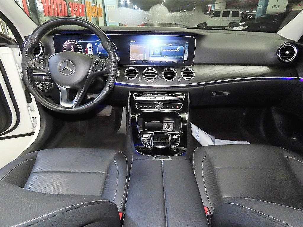 Mercedes Benz E class - Vista 12