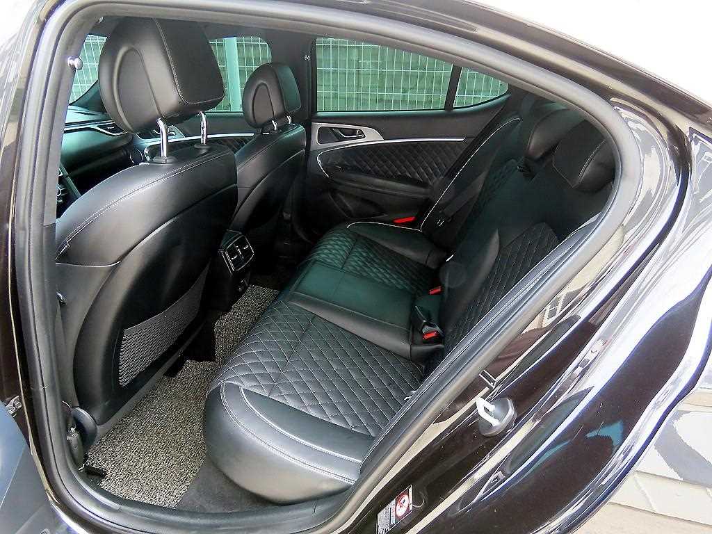 Genesis G70 - Vista 8