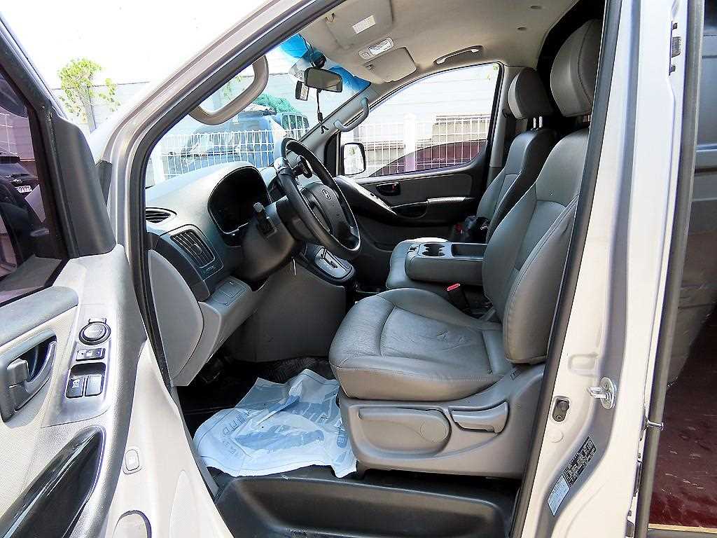 HYUNDAI Starex - Vista 7