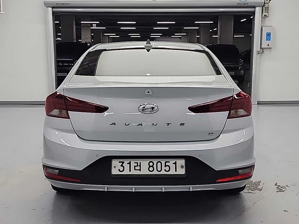 HYUNDAI Avante - Vista 3
