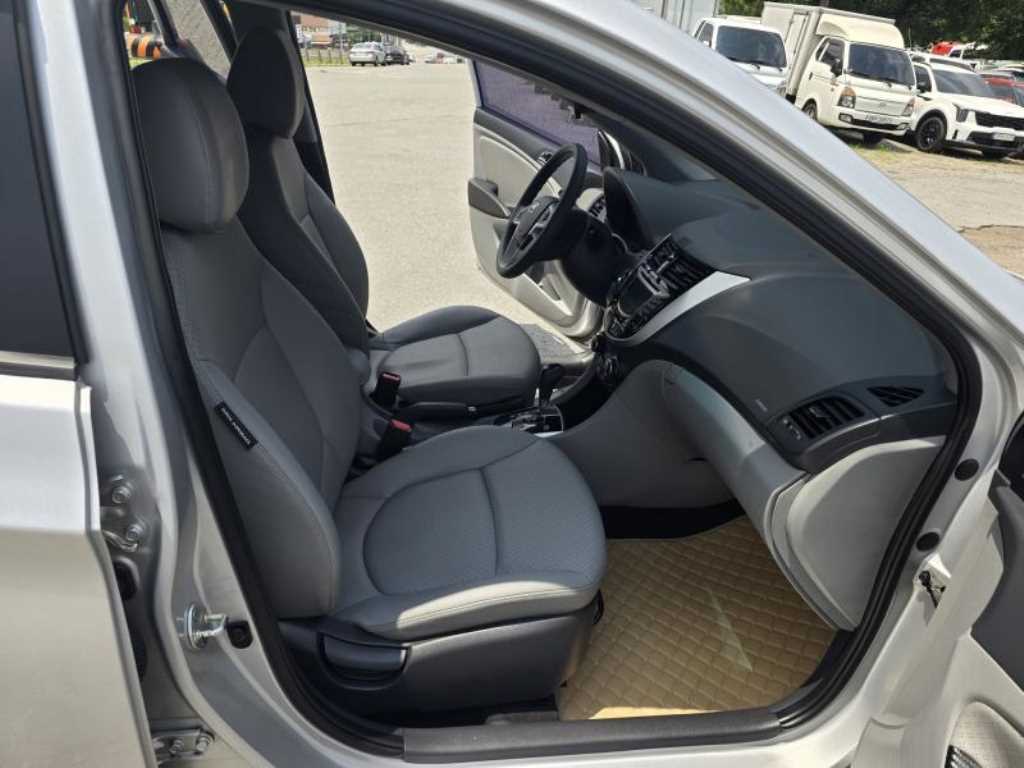 HYUNDAI Accent - Vista 12