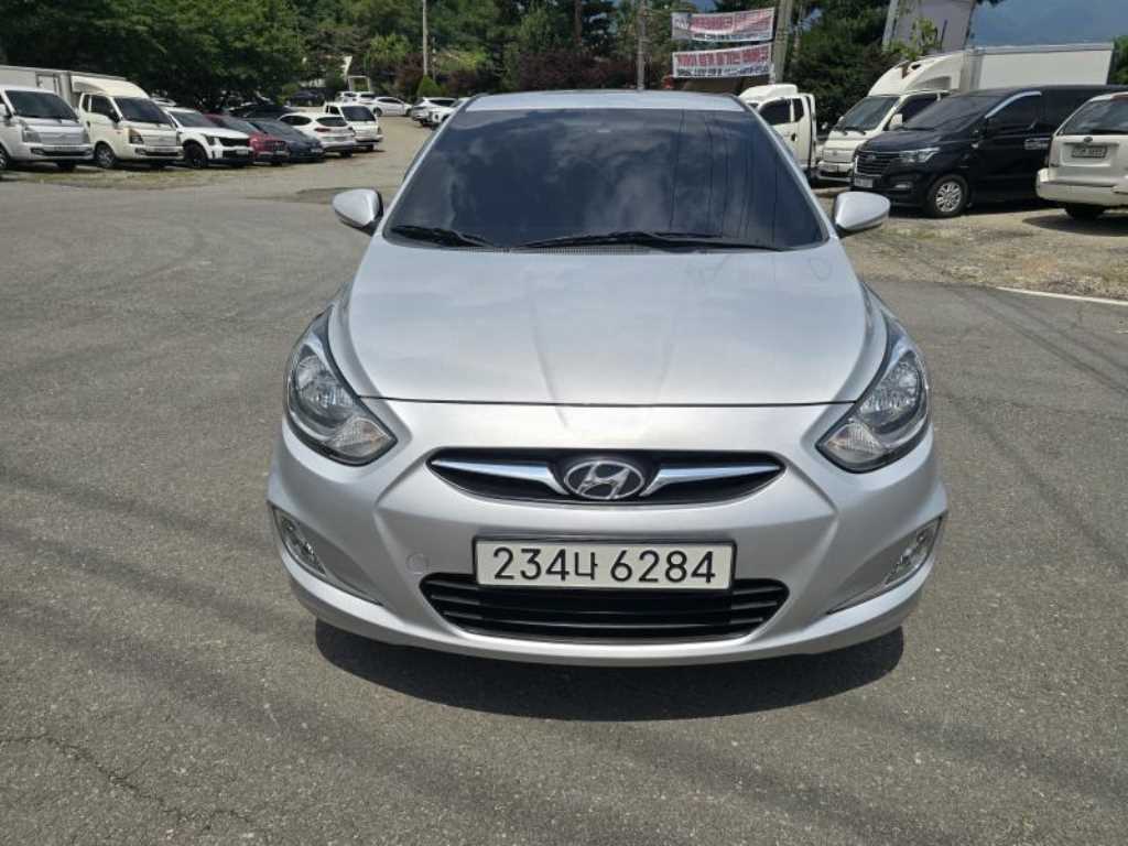 HYUNDAI Accent - Vista 3