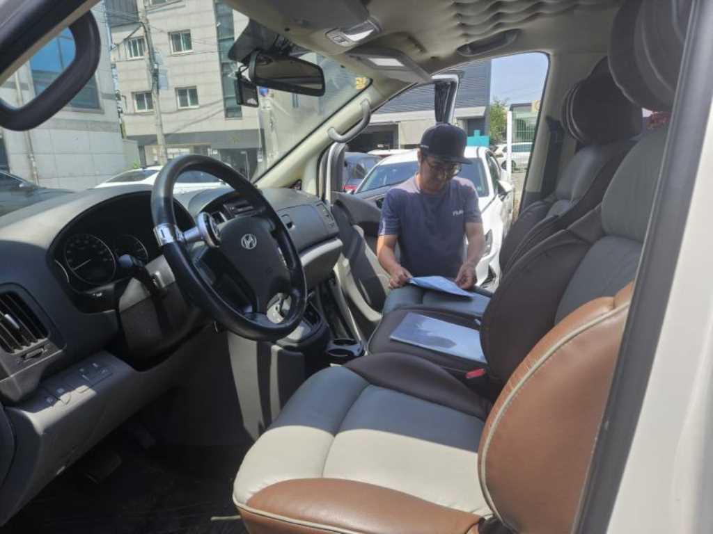 HYUNDAI Starex - Vista 3