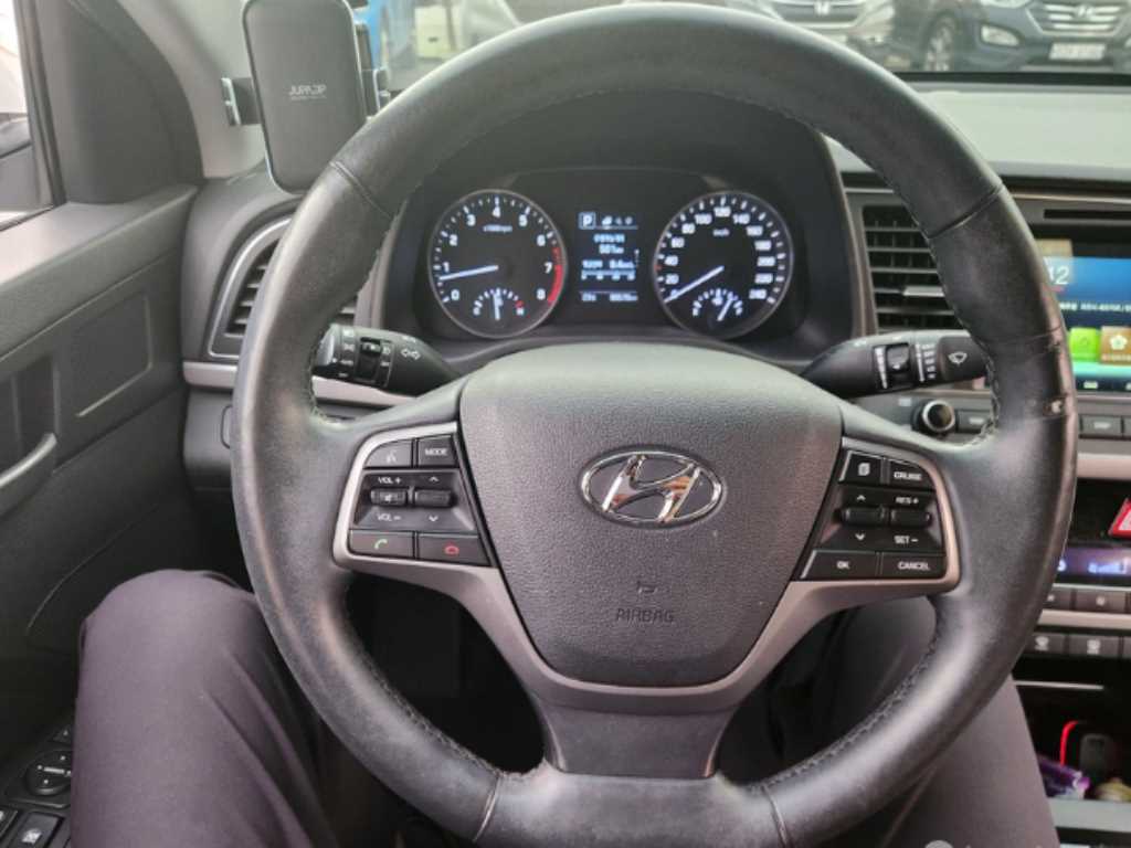 HYUNDAI Avante - Vista 8
