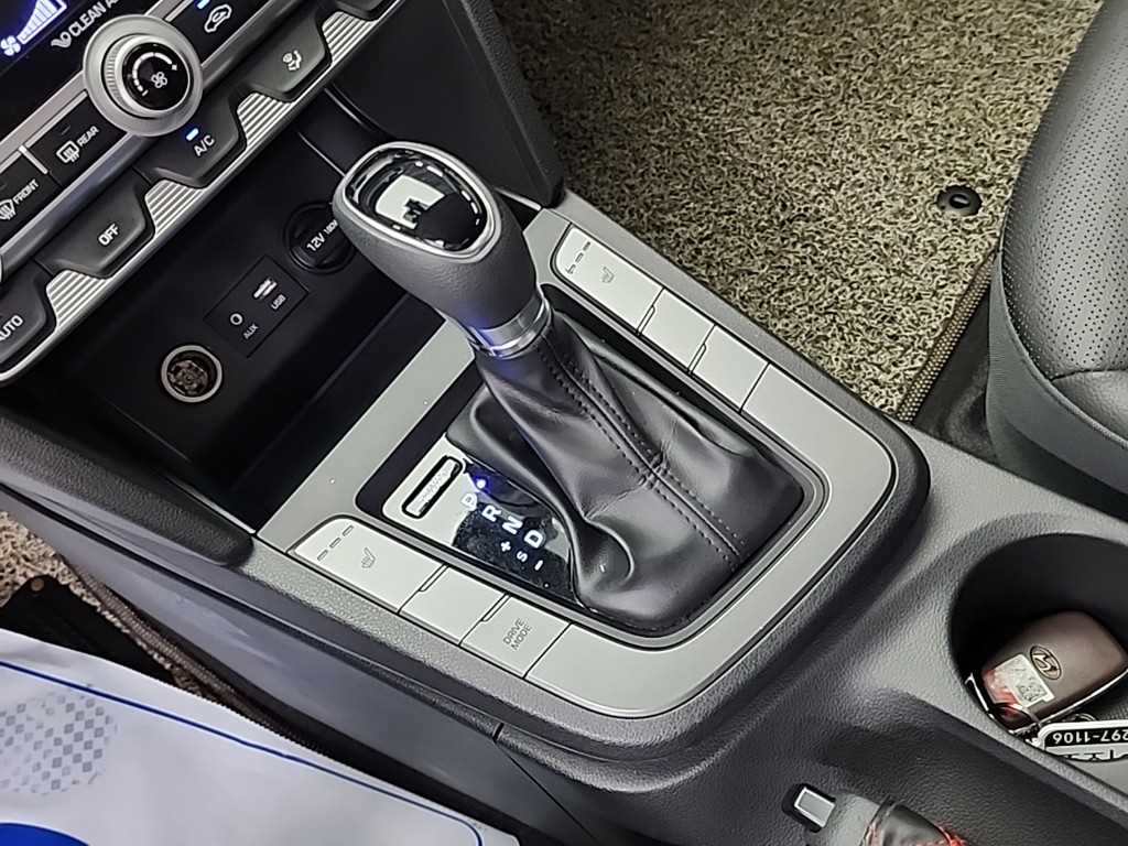 HYUNDAI Avante - Vista 10
