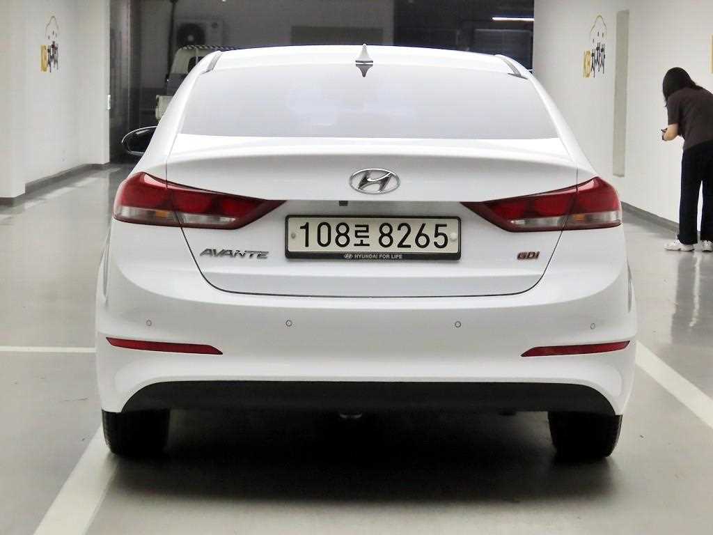 HYUNDAI Avante - Vista 3