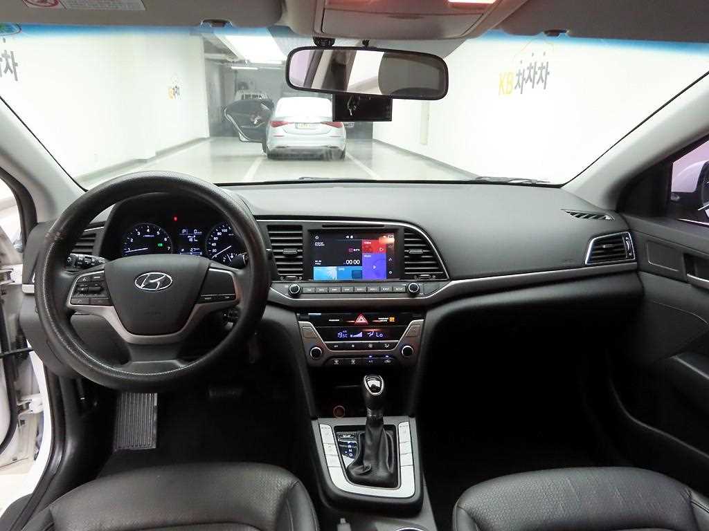 HYUNDAI Avante - Vista 8