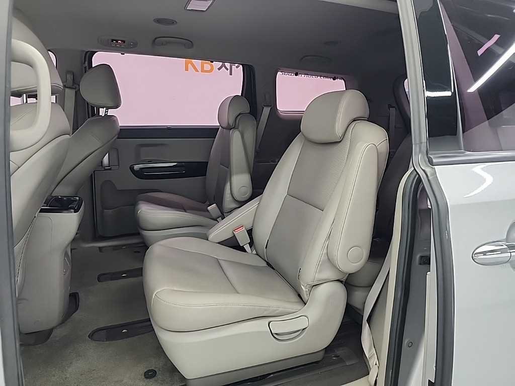 KIA Carnival - Vista 12