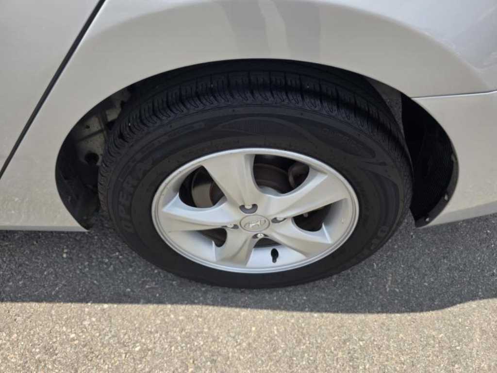 HYUNDAI Accent - Vista 11
