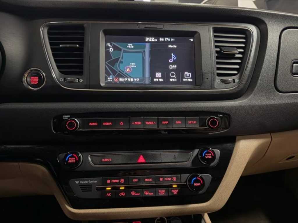 KIA Carnival - Vista 12