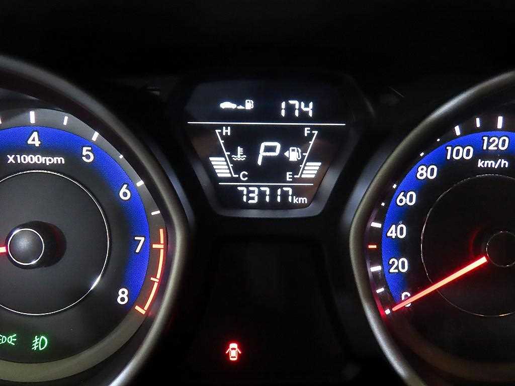 HYUNDAI Avante - Vista 11