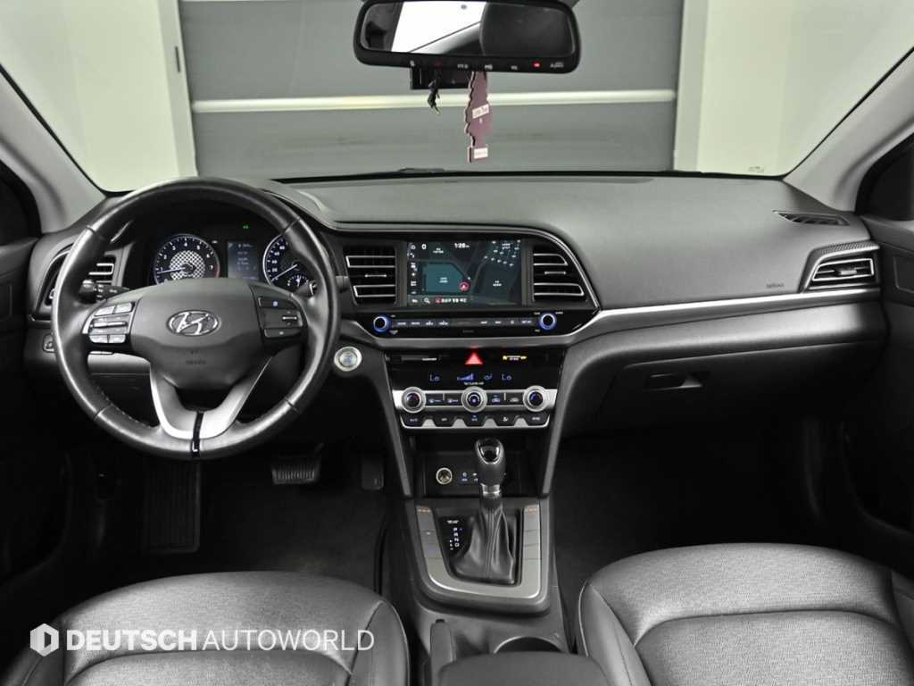 HYUNDAI Avante - Vista 9