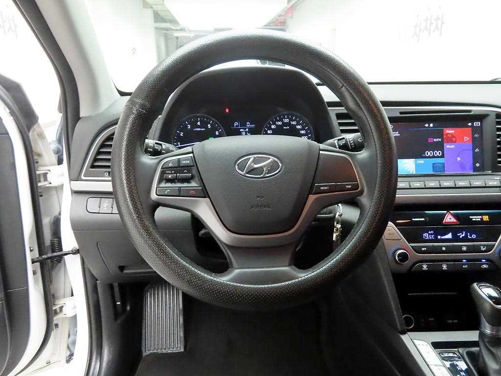 HYUNDAI Avante - Vista 9