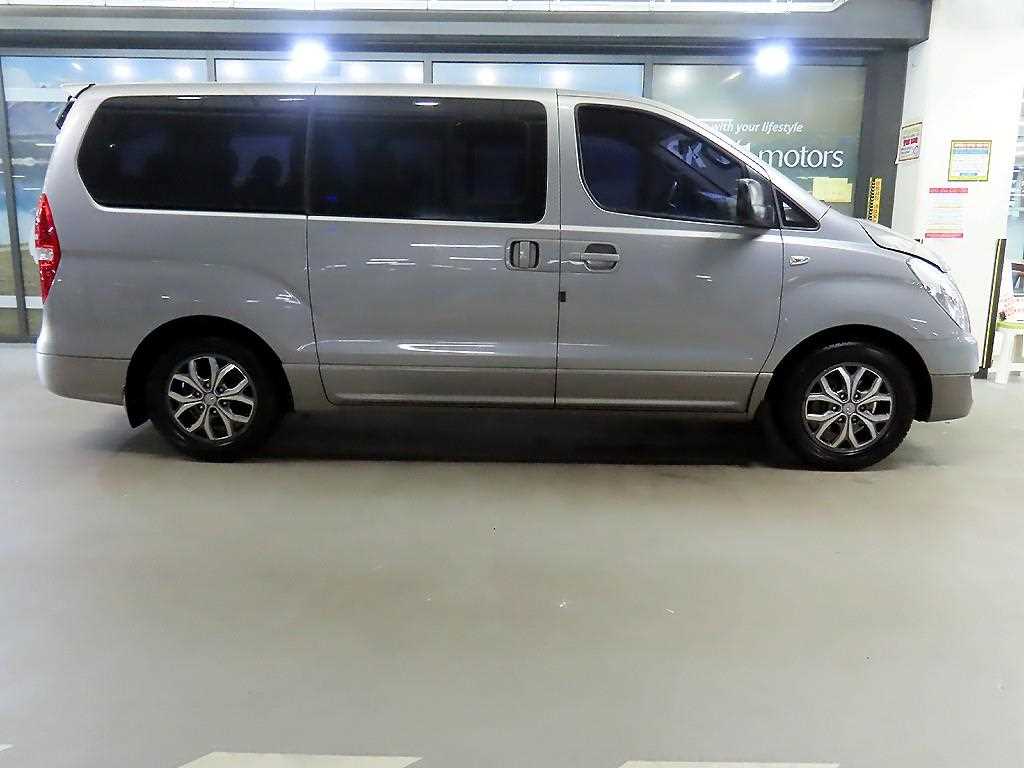 HYUNDAI Starex - Vista 3