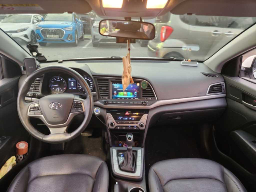 HYUNDAI Avante - Vista 7