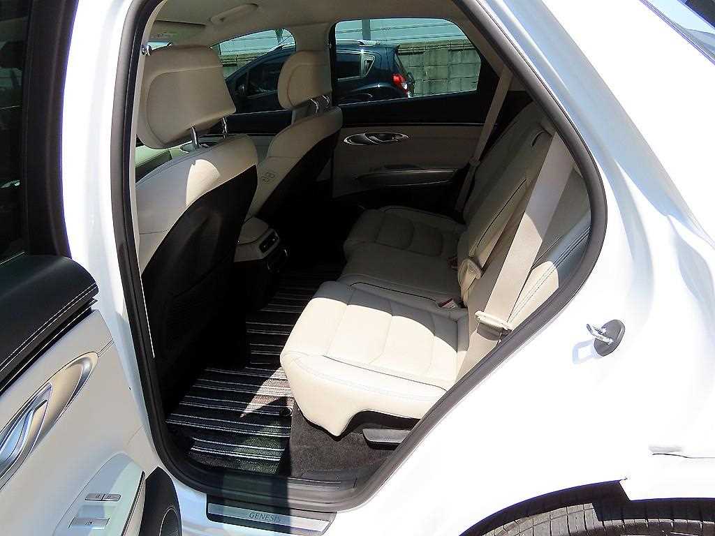 Genesis GV70 - Vista 9