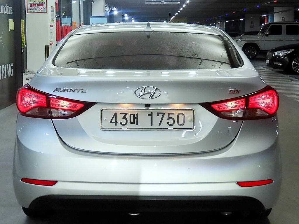 HYUNDAI Avante - Vista 7